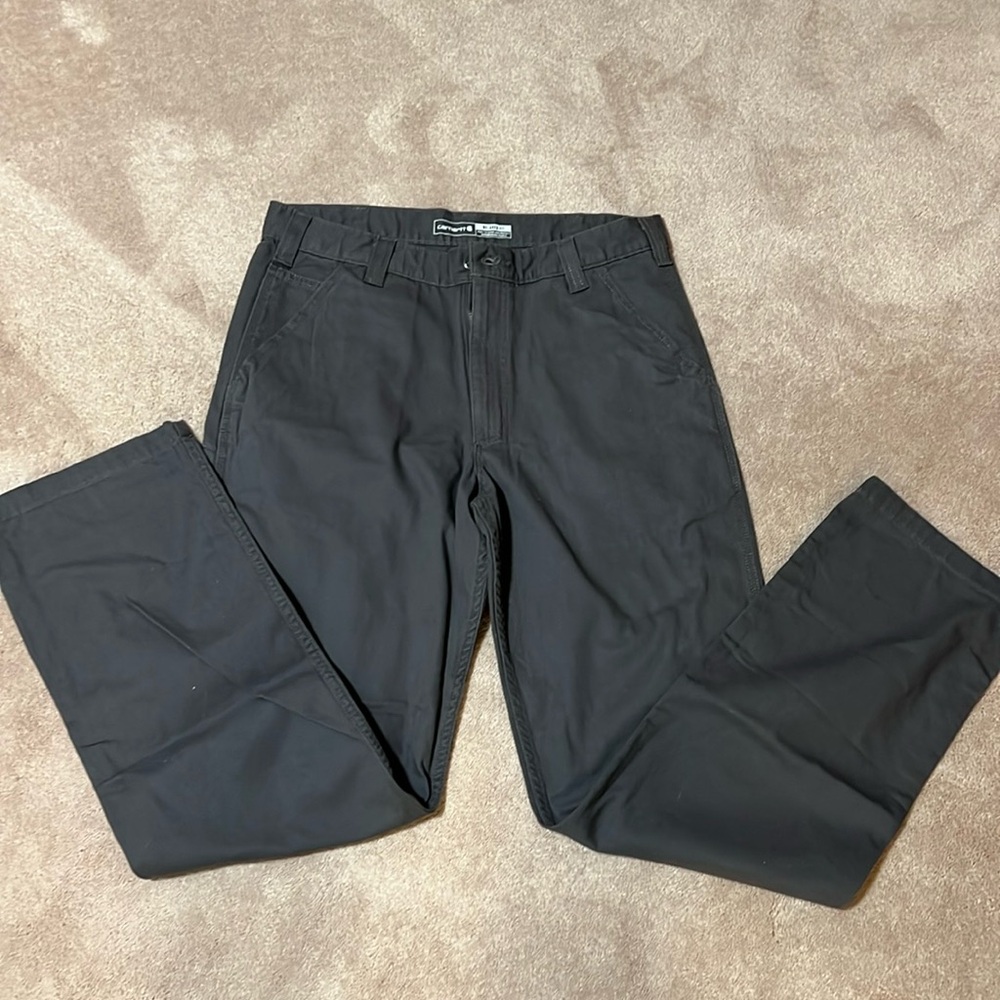 Men’s relaxed fit Carhartt pants. Size 33x34.
